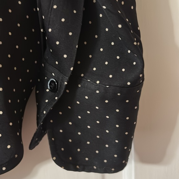 Black and white size small runs more like a size medium silk blouse - Picture 4 of 5